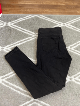 Levi’s mustat farkut