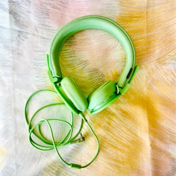 Mintun vihreät kuulokkeet/Mint headphones (NO Bluetooth)