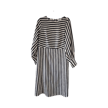 Mustavalkoinen raidallinen mekko