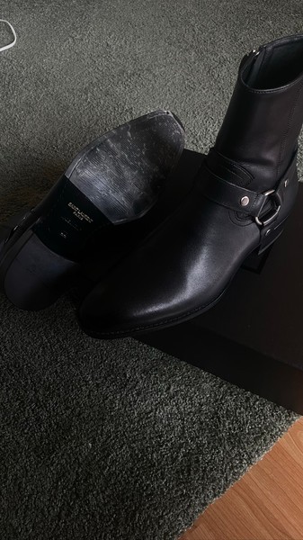 Mustat Saint Laurent nahkanilkkurit