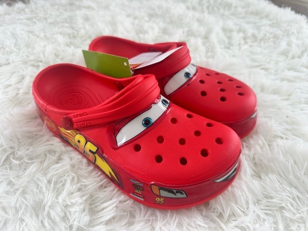 Raudonos Crocs Cars klumpės