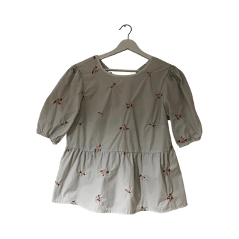 Valkoinen kirjailtu pusero