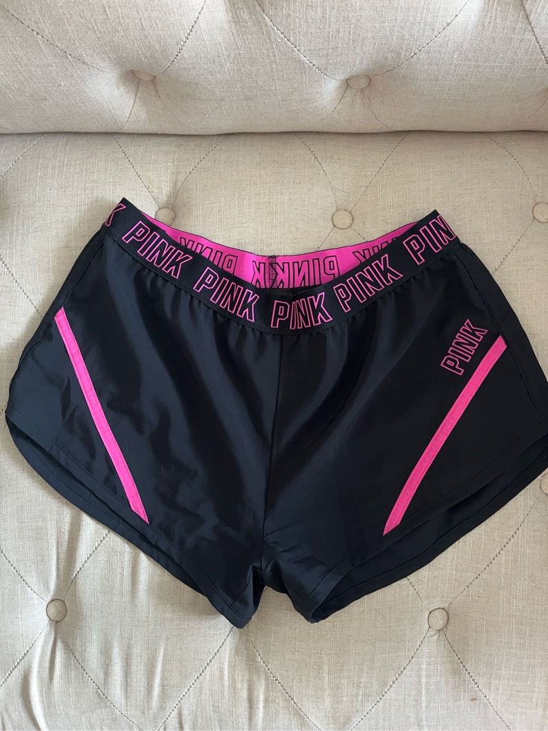 Mustat urheilushortsit