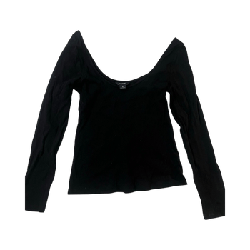 Musta pitkähihainen paita