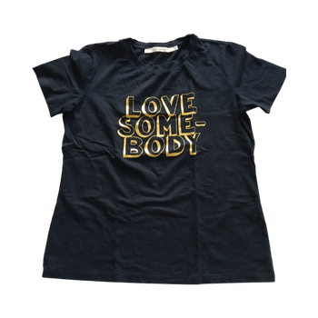 Musta slogan t-paita