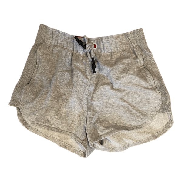 Harmaat collegeshortsit