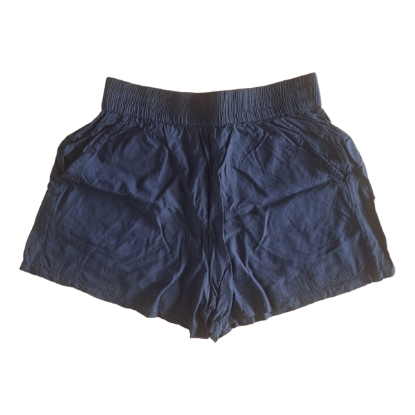 Mustat shortsit
