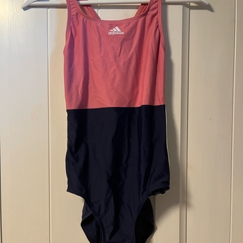 Adidas uimapuku