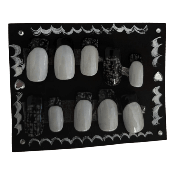 Press-on nails with lace