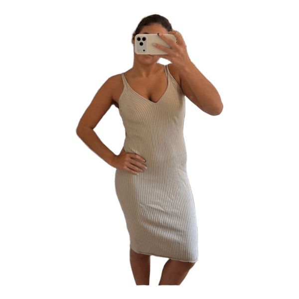 Beige ribstrikket kjole