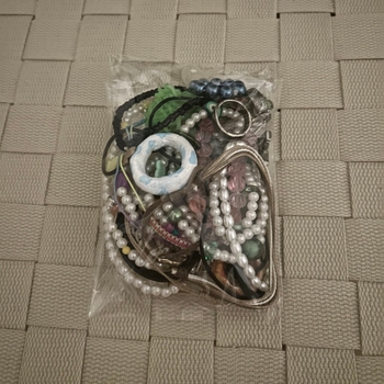 Paljon erilaisia koruja