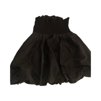 Musta olkaimeton mekko