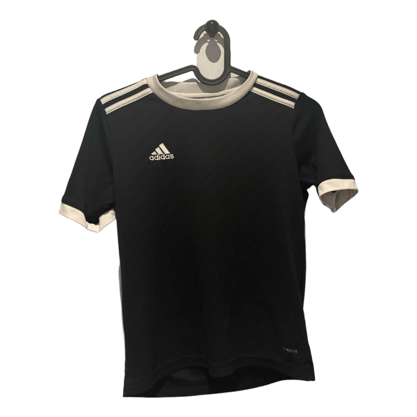 Musta Adidaksen t-paita
