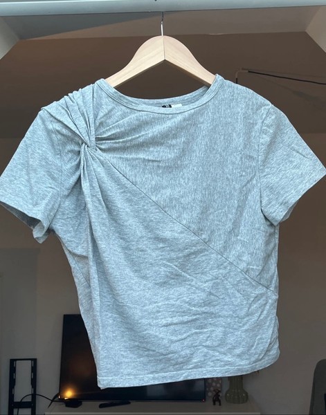 Grå t-shirt med knudedetalje