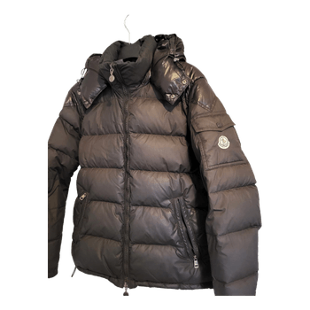 Ruskea Moncler untuvatakki