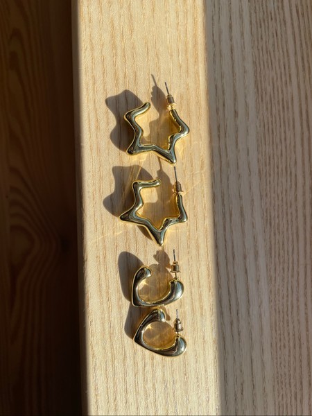 Gold earrings set
