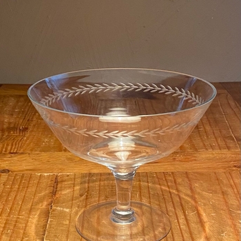 Kirkas lasinen jälkiruokamalja