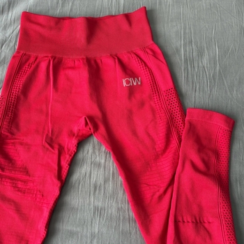 ICIW punaiset seamless treenileggingsit
