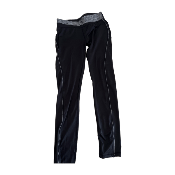 Mustat urheilulegginsit