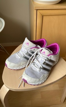 Adidas juoksukengät