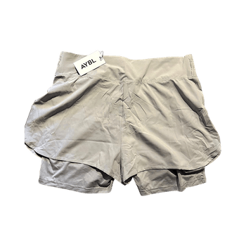 Harmaat urheilushortsit