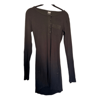 Musta pitkähihainen paita