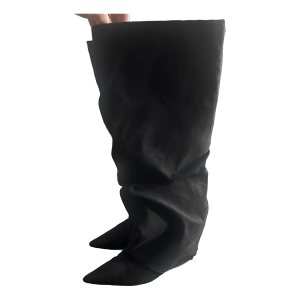 Nelly Bootsit, 39
