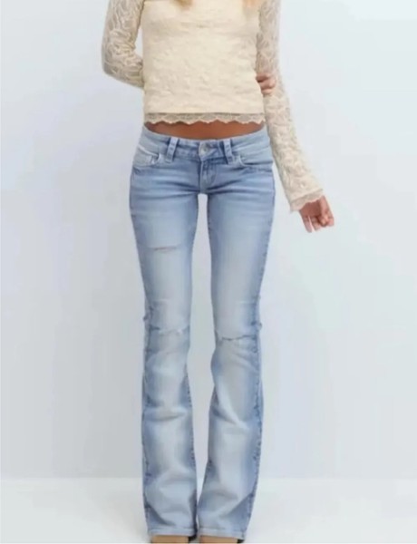 Ljusblåa low waist bootcut jeans