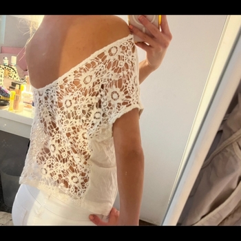 Valkoinen crochet-toppi