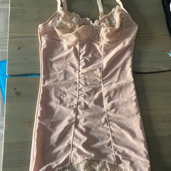beige pitsinen alusmekko