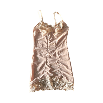 beige pitsinen alusmekko