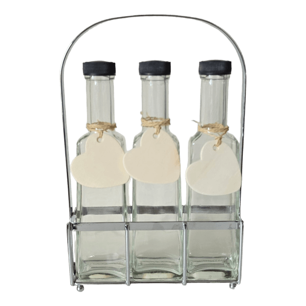Glasflasker med metalholder og træ hjerter