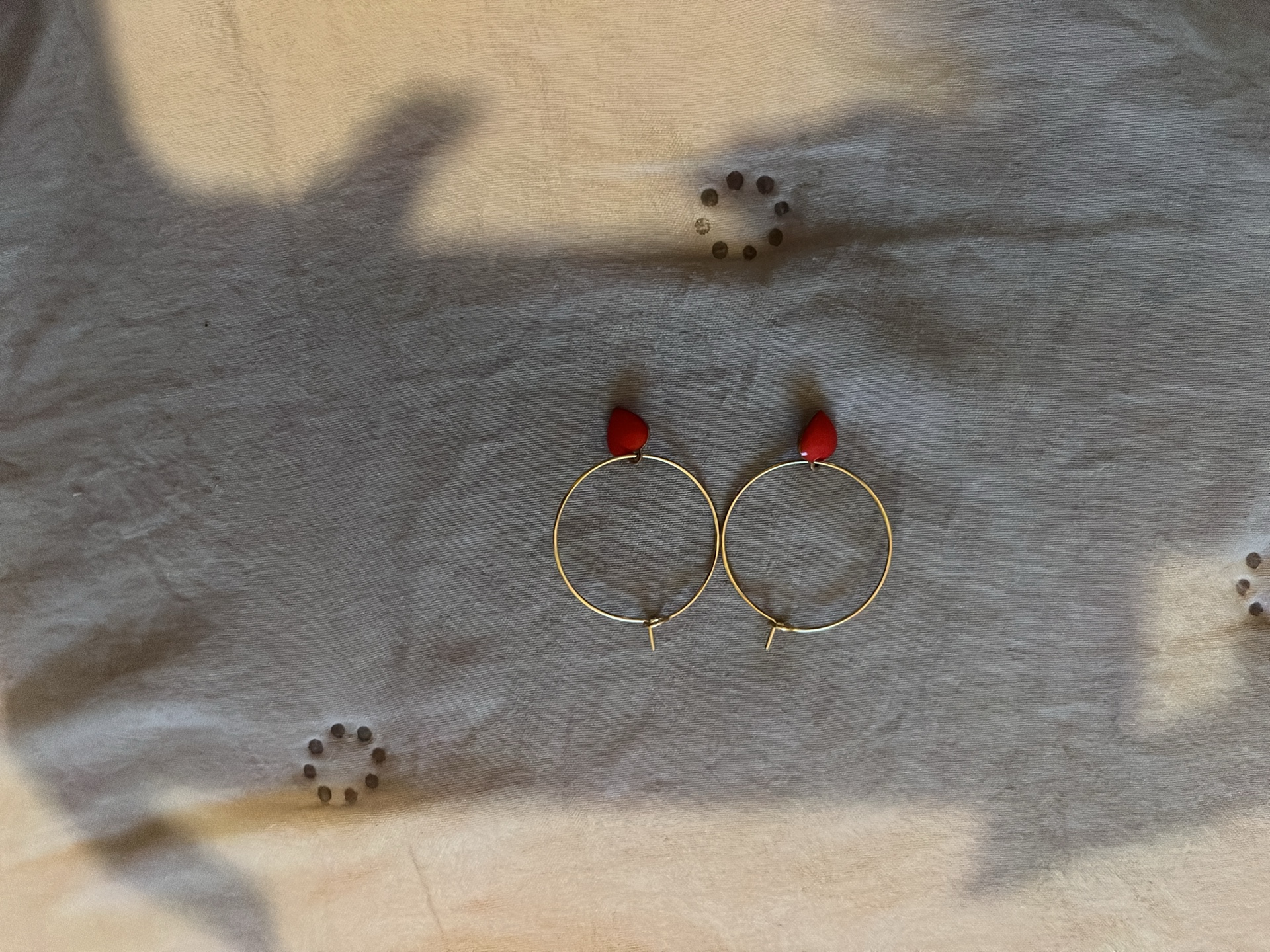 Handmade Øreringe med røde hjertevedhæng — Secondhand Øreringe — DKK 85.00