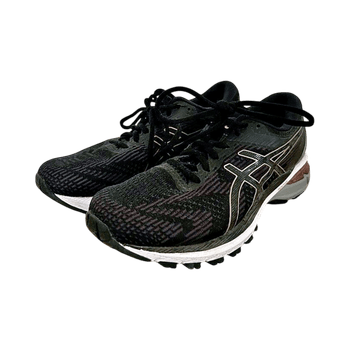 Musta Asics juoksukengät
