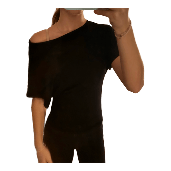 Sort off-shoulder top