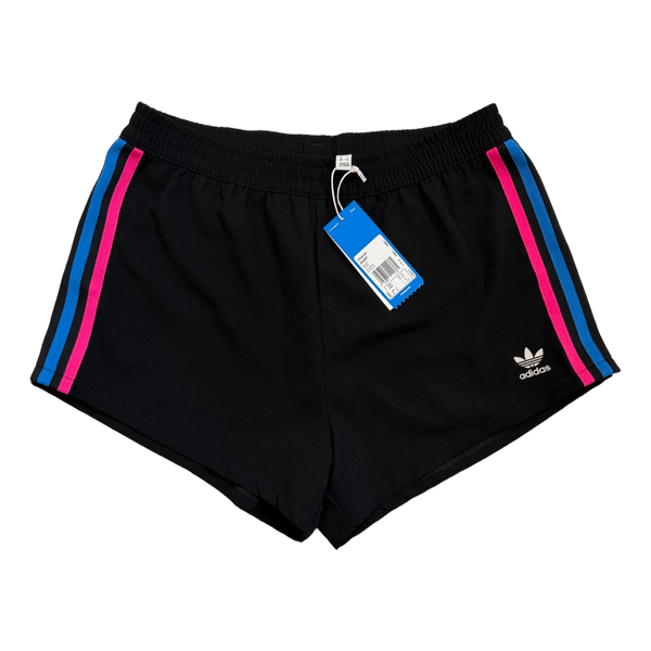 Mustat adidas shortsit
