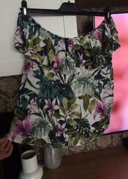 Reserved floral off-shoulder top