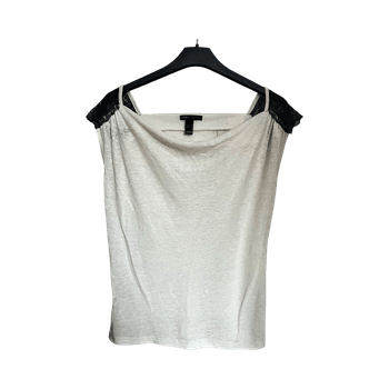 Valkea paita mustalla pitsillä