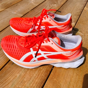 Asics Novablast- juoksukengät