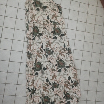 beige kukkamekko naruolkaimilla
