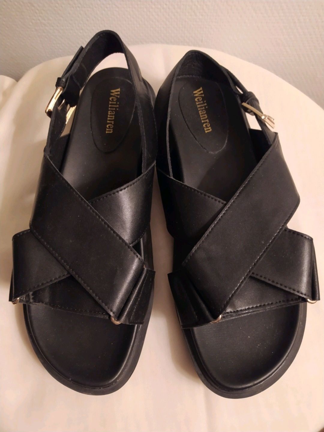Weilianren sandals