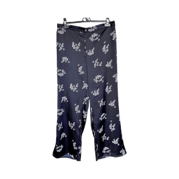 Siniset, kukkakuvioiset housut