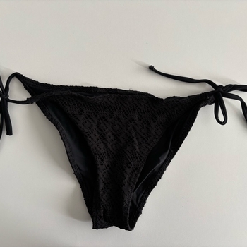 Musta bikinihousut solmuremmillä