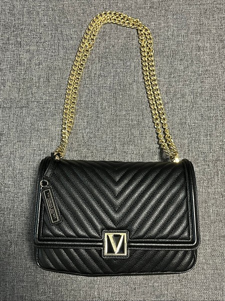 Black chevron shoulder bag