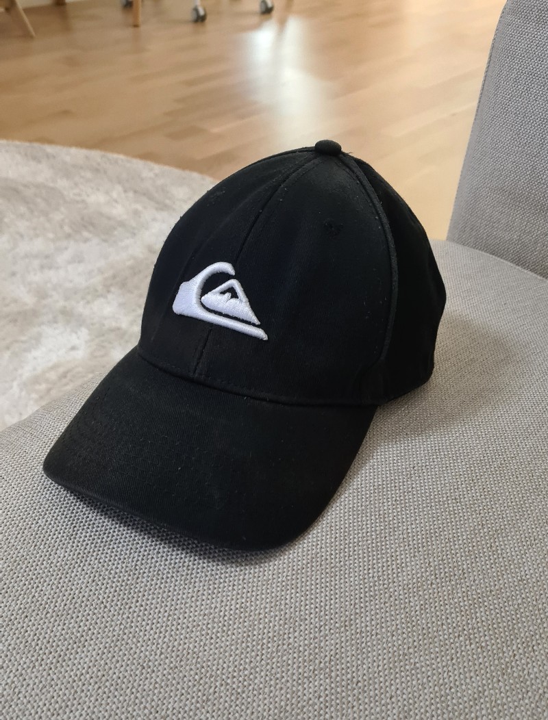 Musta Quiksilver lippis