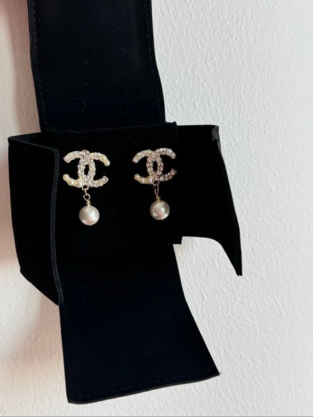Earrings with pearl drops bijouterie
