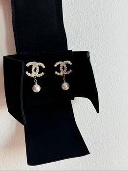 Earrings with pearl drops bijouterie