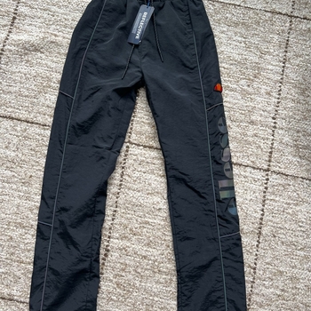 mustat Ellesse tuulihousut 32