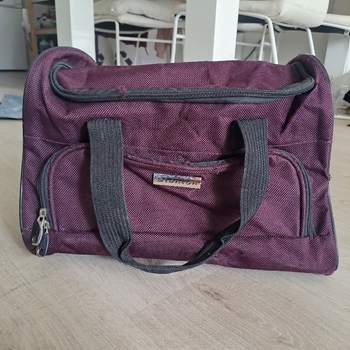 Burgundinpunainen kantolaukku