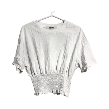 Valkoinen lyhythihainen paita